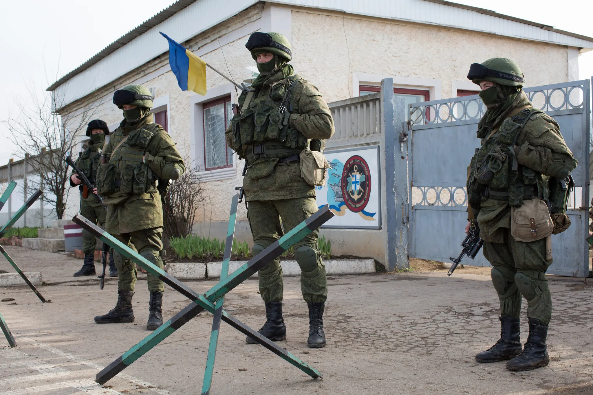 Російські солдати оточують українську базу в Перевальному, Крим, 2014 рік.